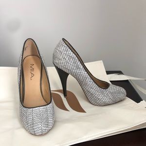 ⭐️4/$20Light Grey MIA heels, size 7